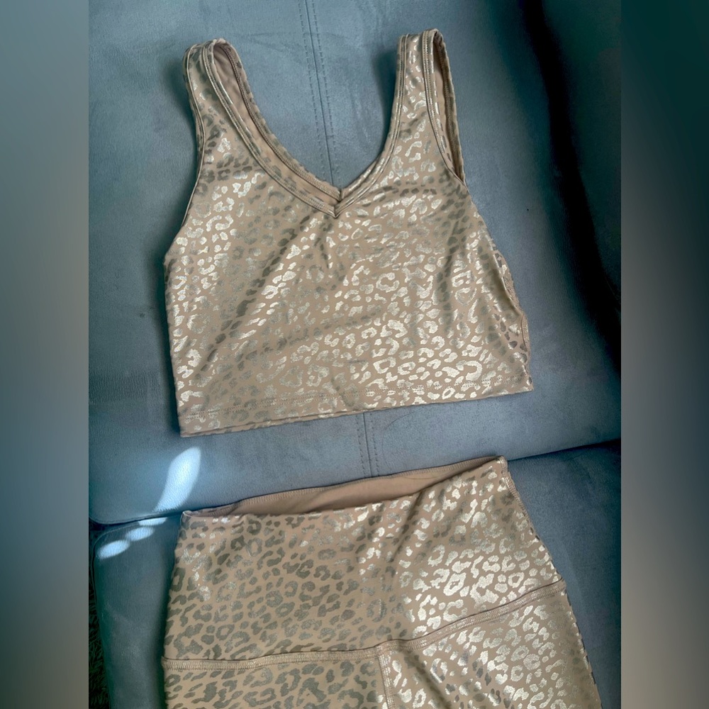This is beyond yoga leggings and top. Animal print . New . There is no tags .